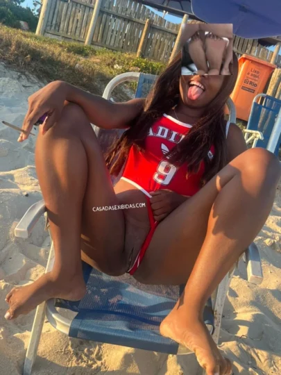 pretinha casada exibida nua na praia